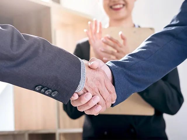 服務人員與客戶握手